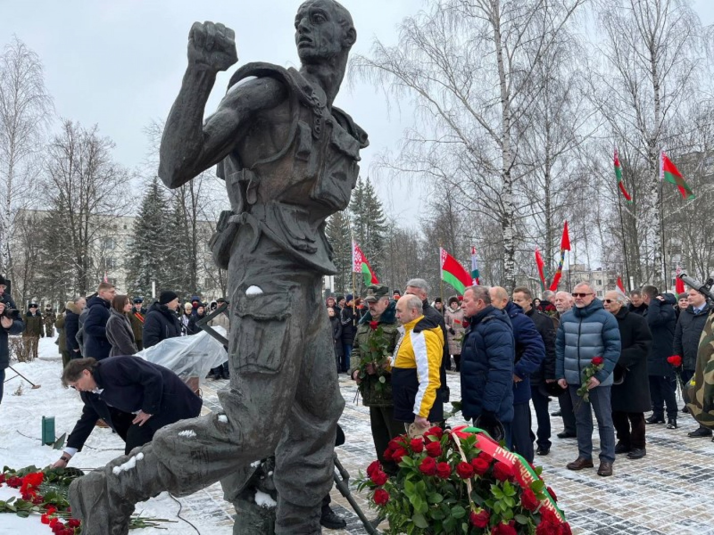 Участники боевых действий в Афганистане, военнослужащие и школьники Минщины возложили цветы к памятнику воинам-интернационалистам в г. Борисове.