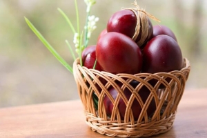 Можно ли украшать яйца к Пасхе наклейками с иконами: куда потом девать такую обертку