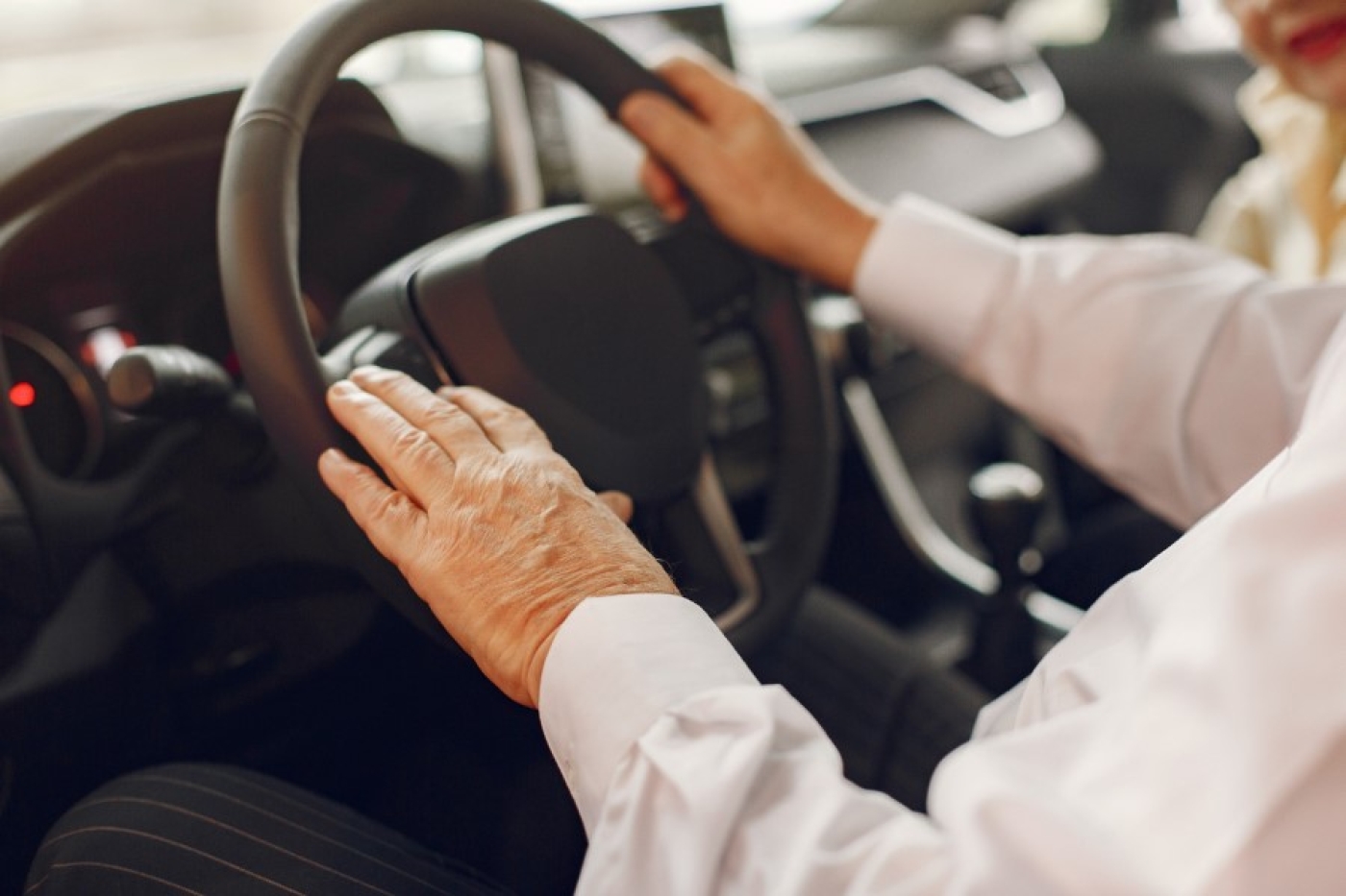 Штраф, лишение прав и уголовное дело. Пьяный 70-летний водитель предлагал инспекторам ГАИ взятку