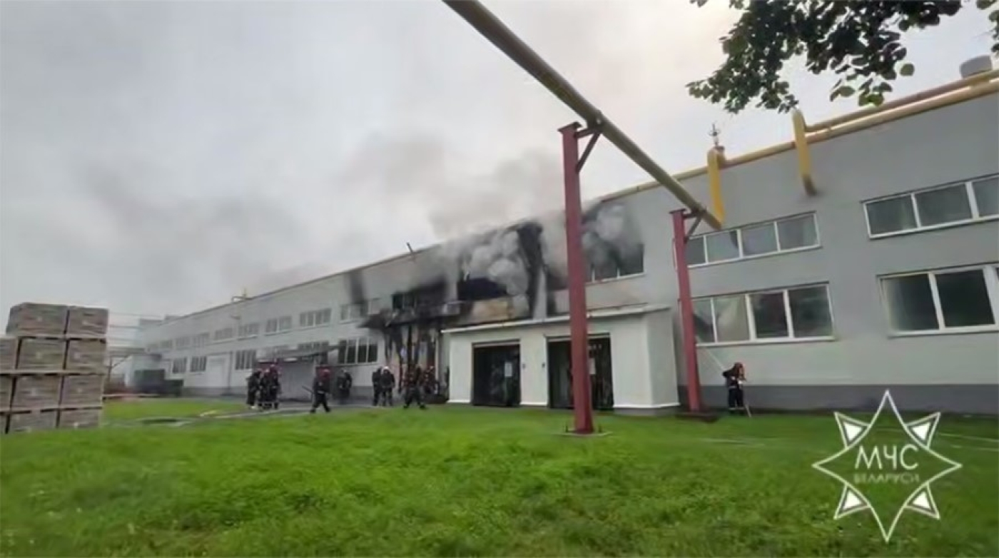 Спасатели ликвидируют загорание цеха на "Керамине"