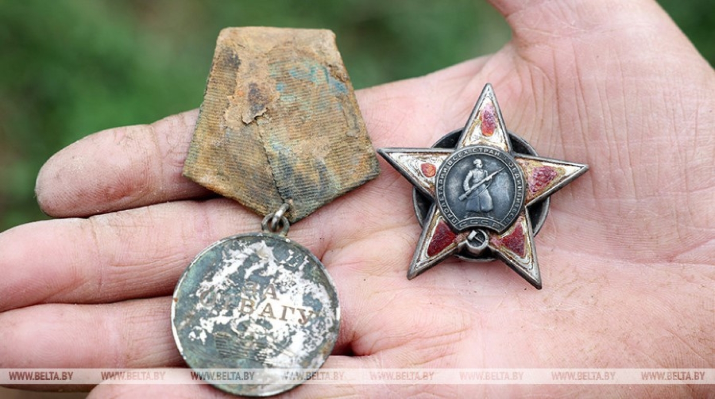 Как поисковики идентифицируют бойцов по наградам и медальонам, рассказали в Минобороны