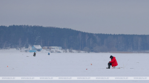 Станет ли обязательным наличие жилета для любителей зимней рыбалки, рассказали в МЧС