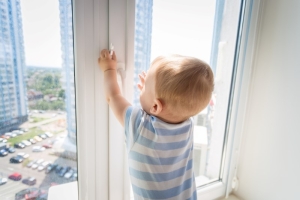 В Минске ребенок облокотился на москитную сетку и выпал из окна