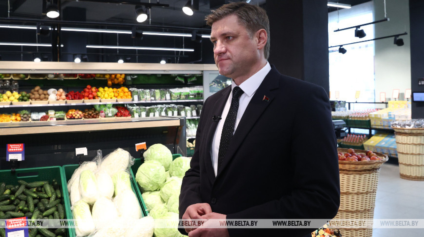 Богданов проверил обеспеченность населения широким ассортиментом товаров в двух районах Минской области