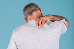 Врач рассказал, почему возникает боль между лопаток