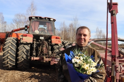 С юбилеем поздравили прямо на поле!