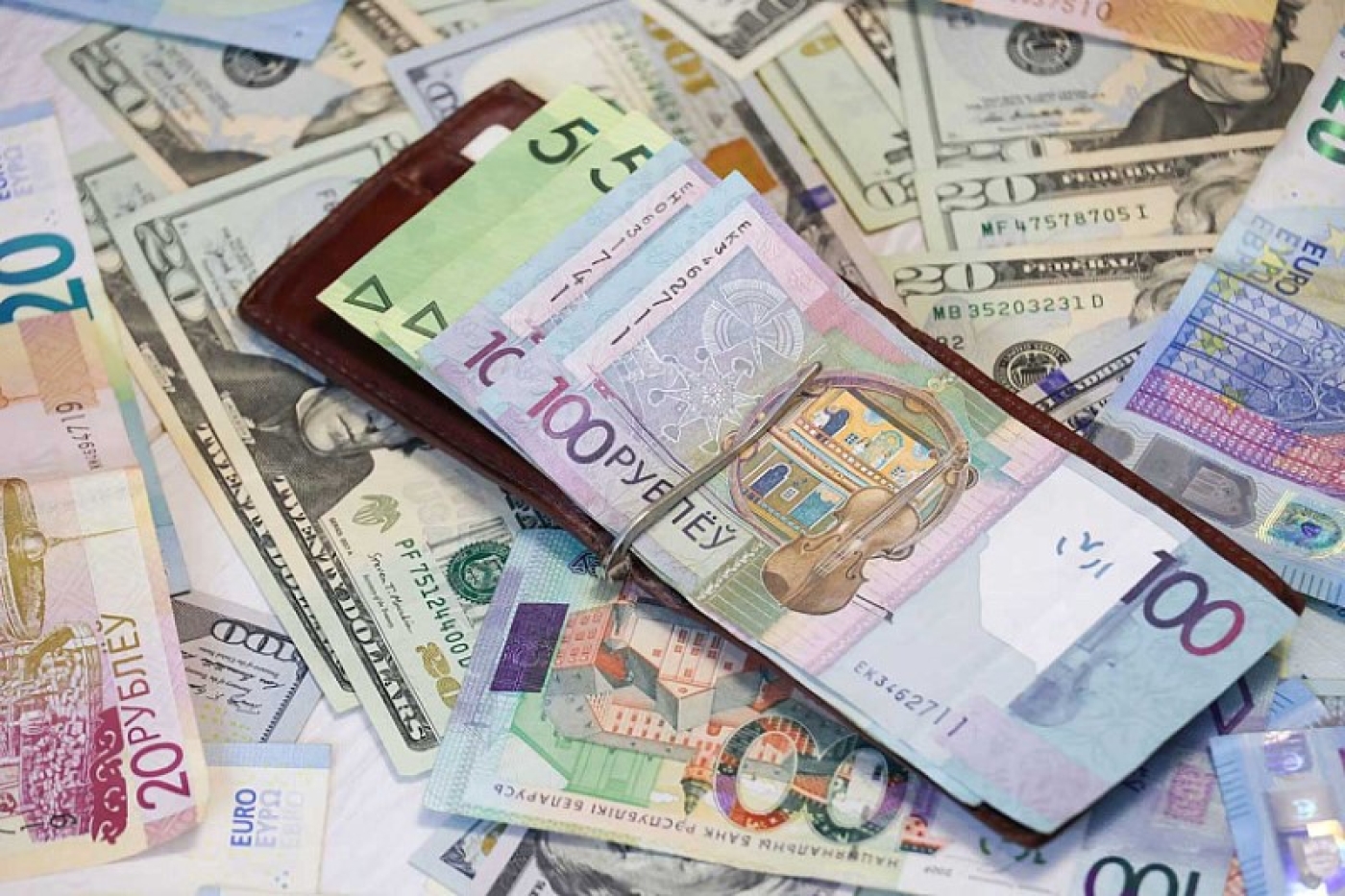 Доллар и юань подорожали, российский рубль подешевел на торгах 9 апреля