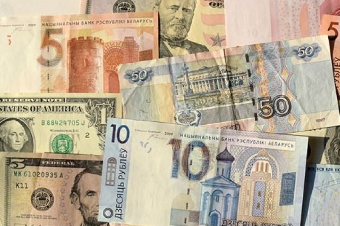 Российский рубль и доллар подорожали, юань подешевел на торгах 13 июня