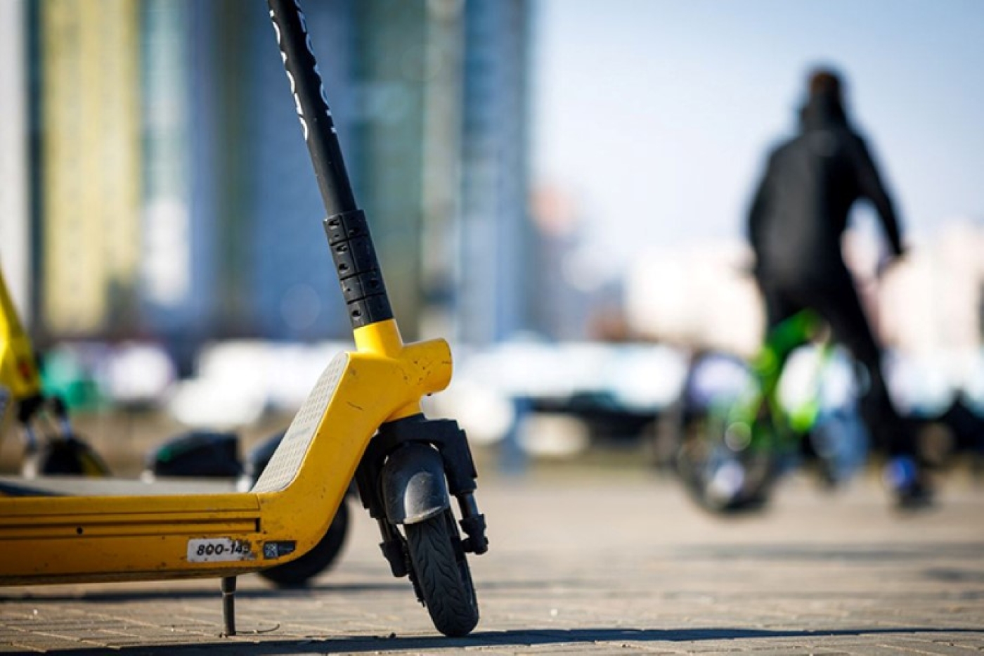 Спешиваться или нет водителям электросамокатов и велосипедов, пояснили в ГАИ