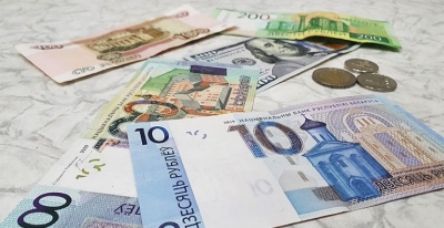 Российский рубль подешевел, доллар и юань подорожали на торгах 25 марта