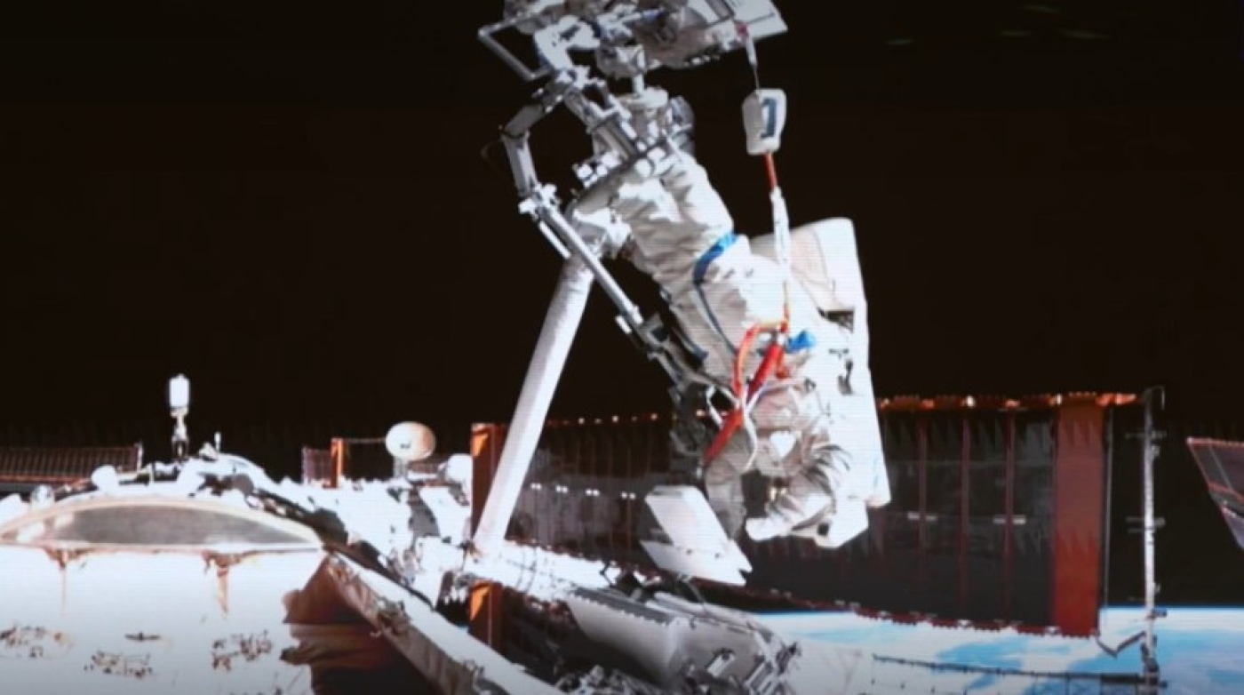 Тайконавты станции "Тяньгун" вышли в открытый космос
