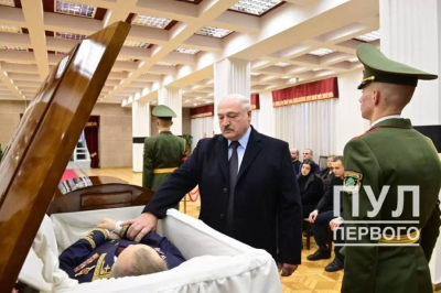 Сегодня в Доме офицеров проходит траурная церемония прощания с министром иностранных дел Владимиром Макеем.