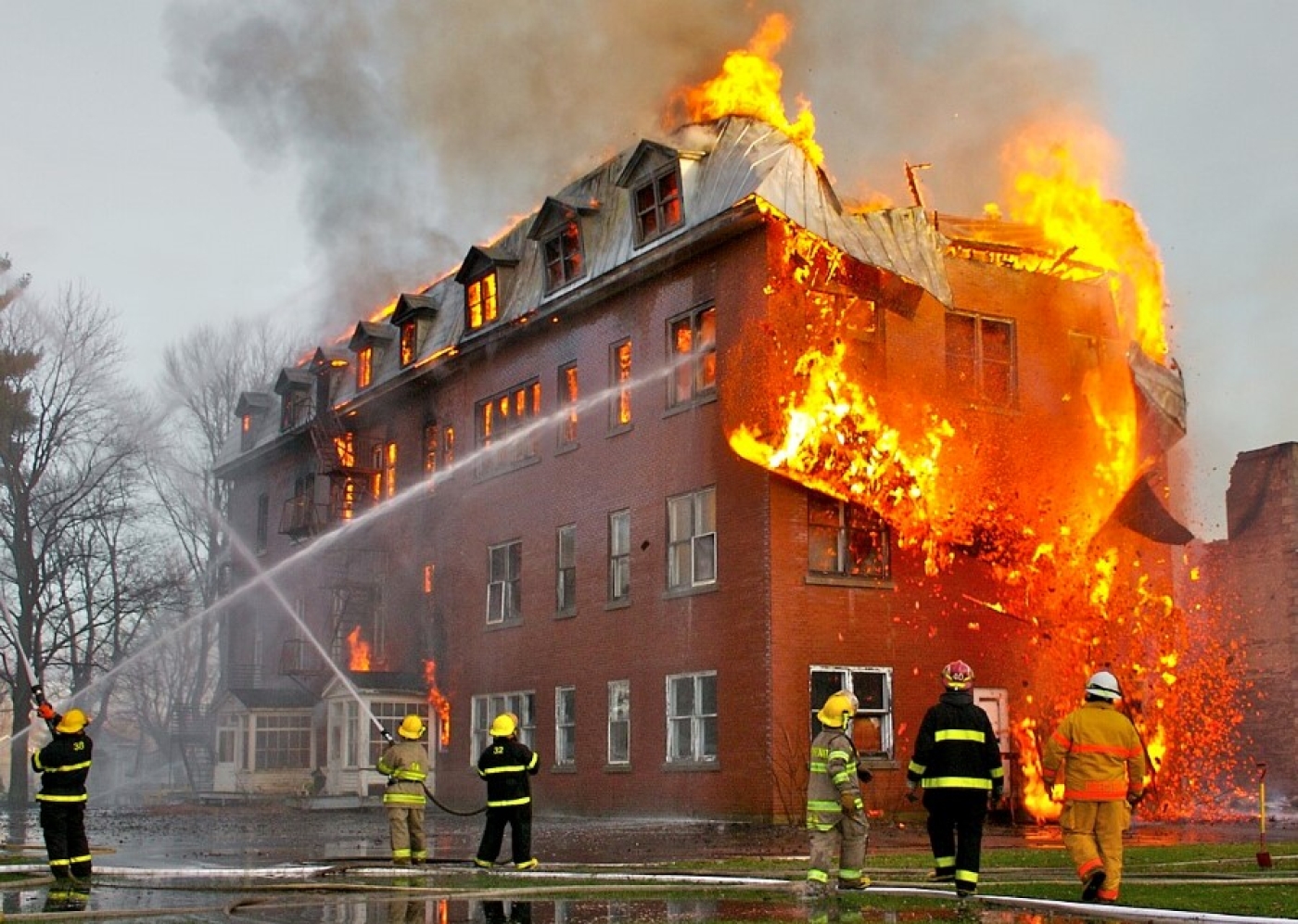 7 из 10 пожаров в жилом фонде происходят по вине курильщиков!