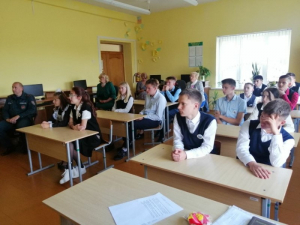 Школьники слушают урок Президента