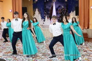 Свечи, улыбки и музыка: в Лешнице состоялся Рождественский бал