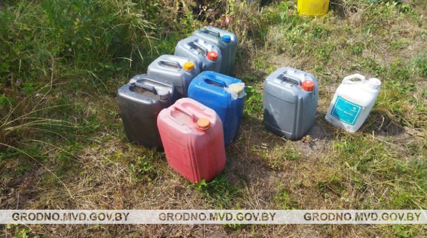 У жителя Свислочского района правоохранители нашли 575 литров самогона и окрашенное топливо