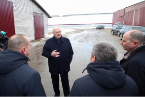 Рабочая суббота у Президента Беларуси. Лукашенко приехал на МТК в Логойском районе