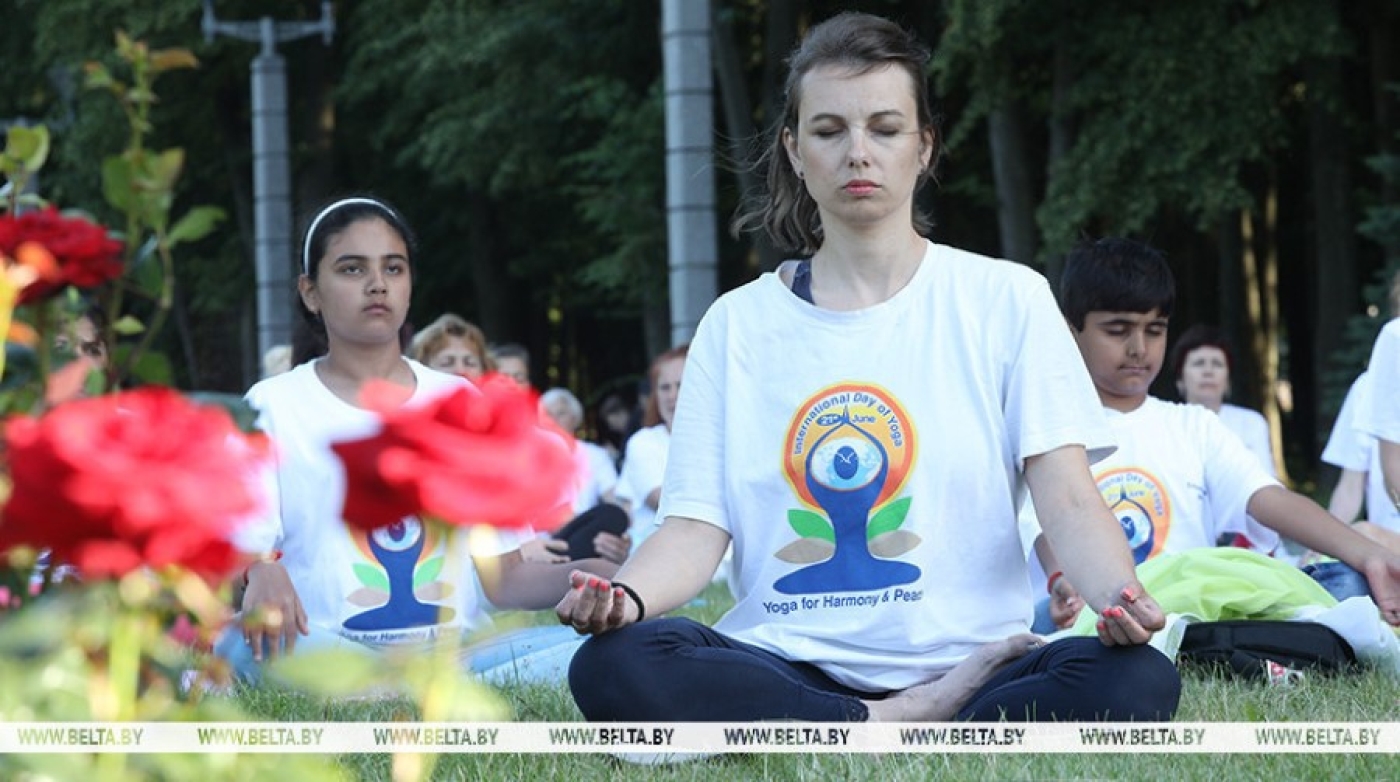 Международный день йоги отпраздновали минчане в парке Победы