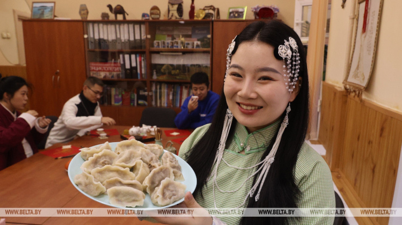 Пельмень удачи и новогодний мандарин: белорусские традиции перенимают китайские студенты в Витебске