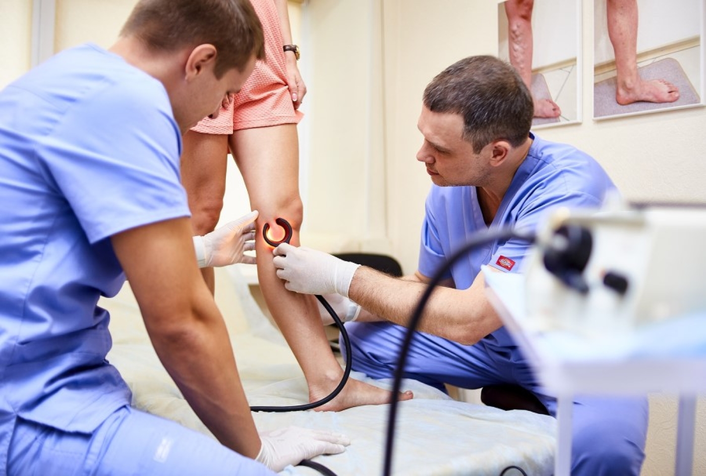 Флеболог рассказал, почему при варикозе может развиваться тромбофлебит