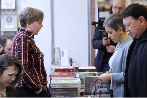 ИИ, маркетплейсы и бумажная классика. Как меняется книжный рынок Беларуси