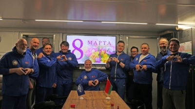 Белорусские полярники поздравили женщин с 8 Марта