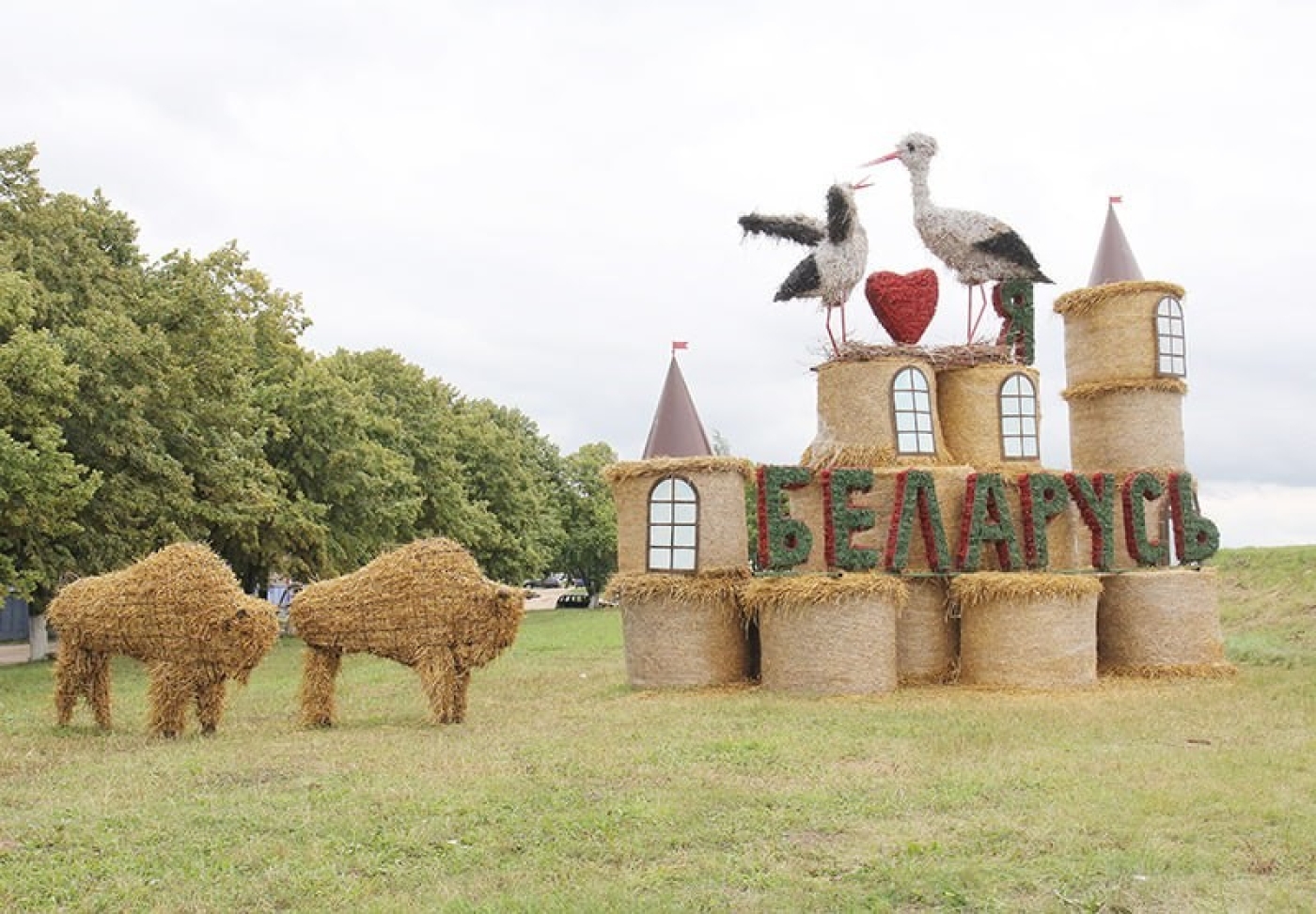 Поля Минщины традиционно украсят соломенные фигуры. В области стартовал смотр-конкурс