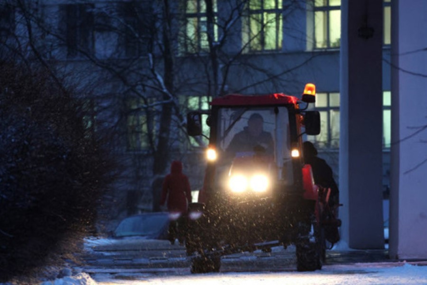 Более 110 единиц спецтехники работали в Минской области ночью на расчистке территорий от снега