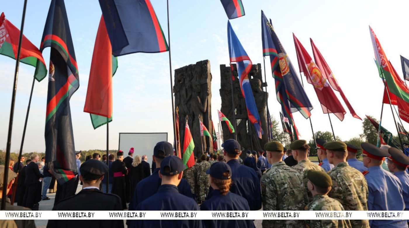 Траурный митинг и молитва состоялись у монумента &quot;Врата памяти&quot; в Тростенце