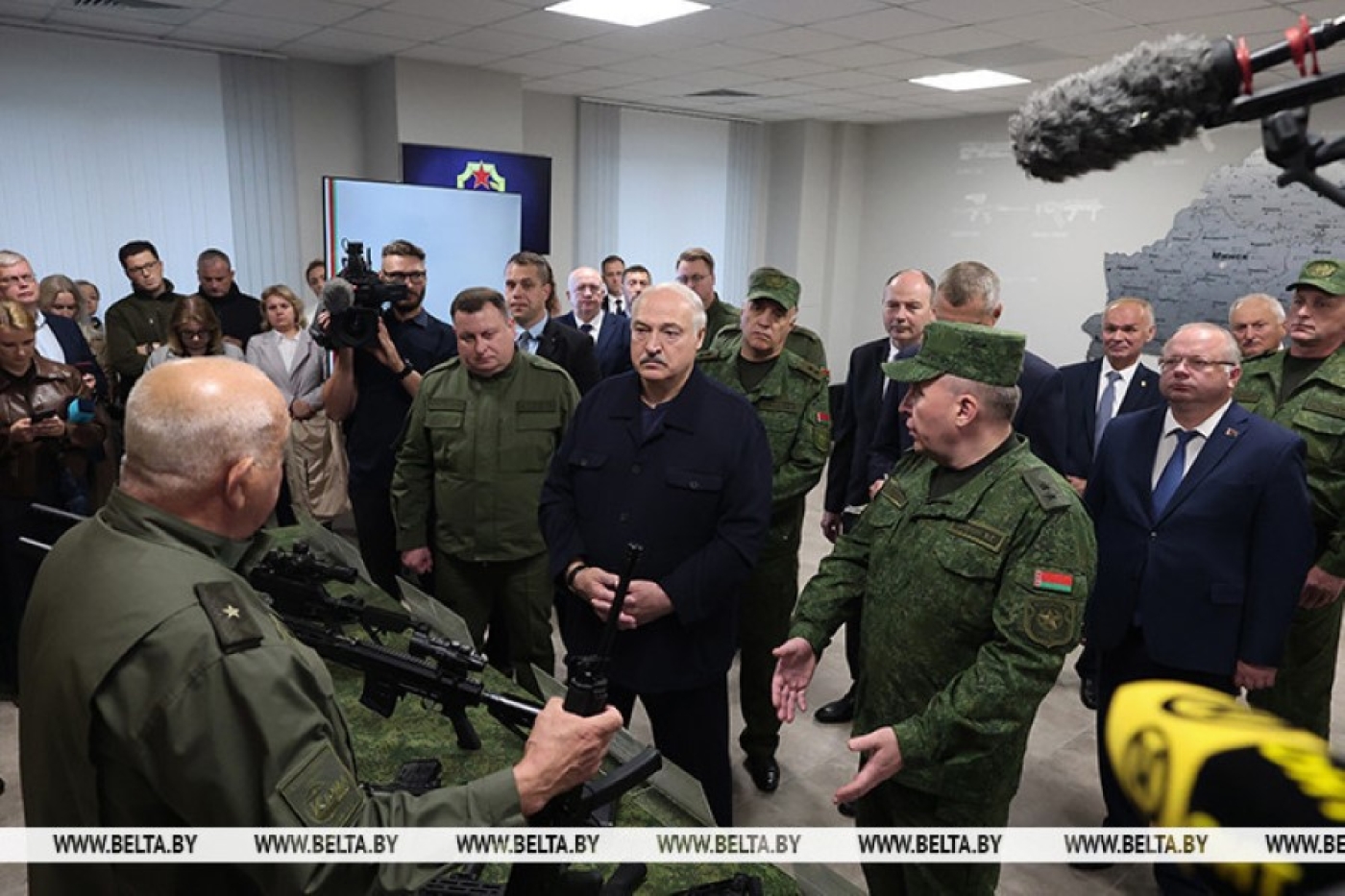Лукашенко ознакомился с развитием в Беларуси производства боевого стрелкового оружия