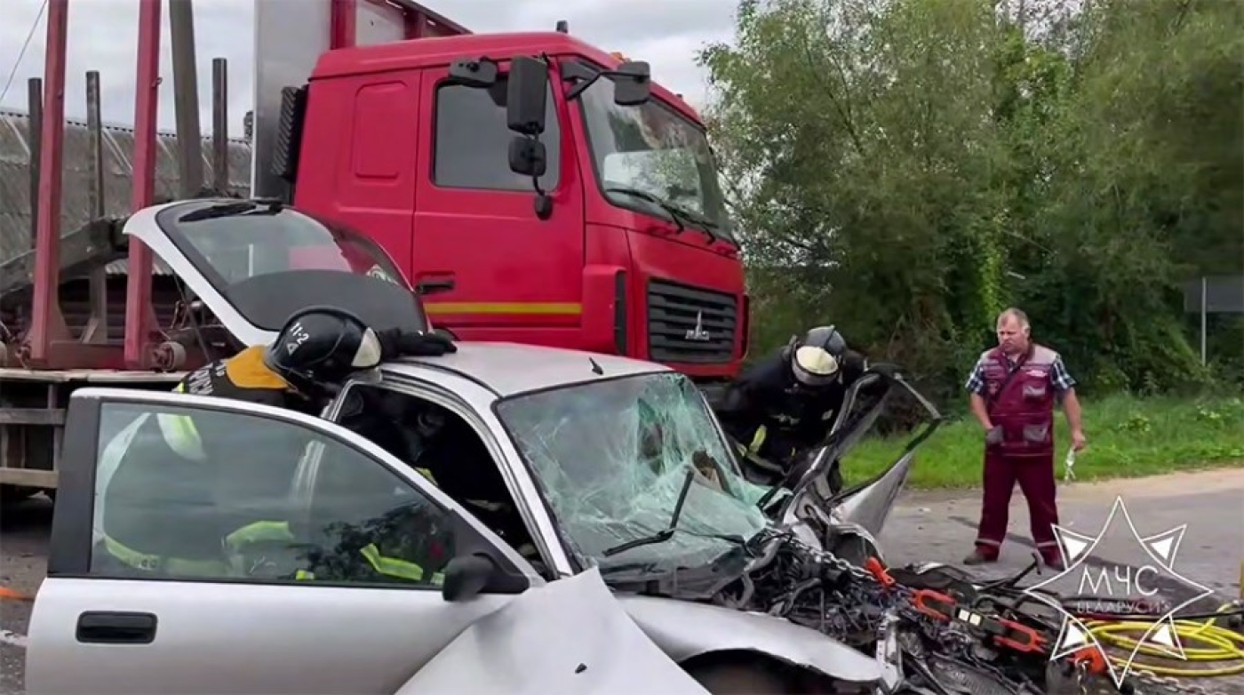 Легковушка столкнулась с лесовозом в Докшицком районе: одного из водителей деблокировали спасатели