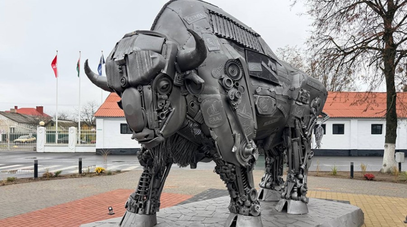 Стимпанк-зубр высотой 4 метра обосновался в Барановичах