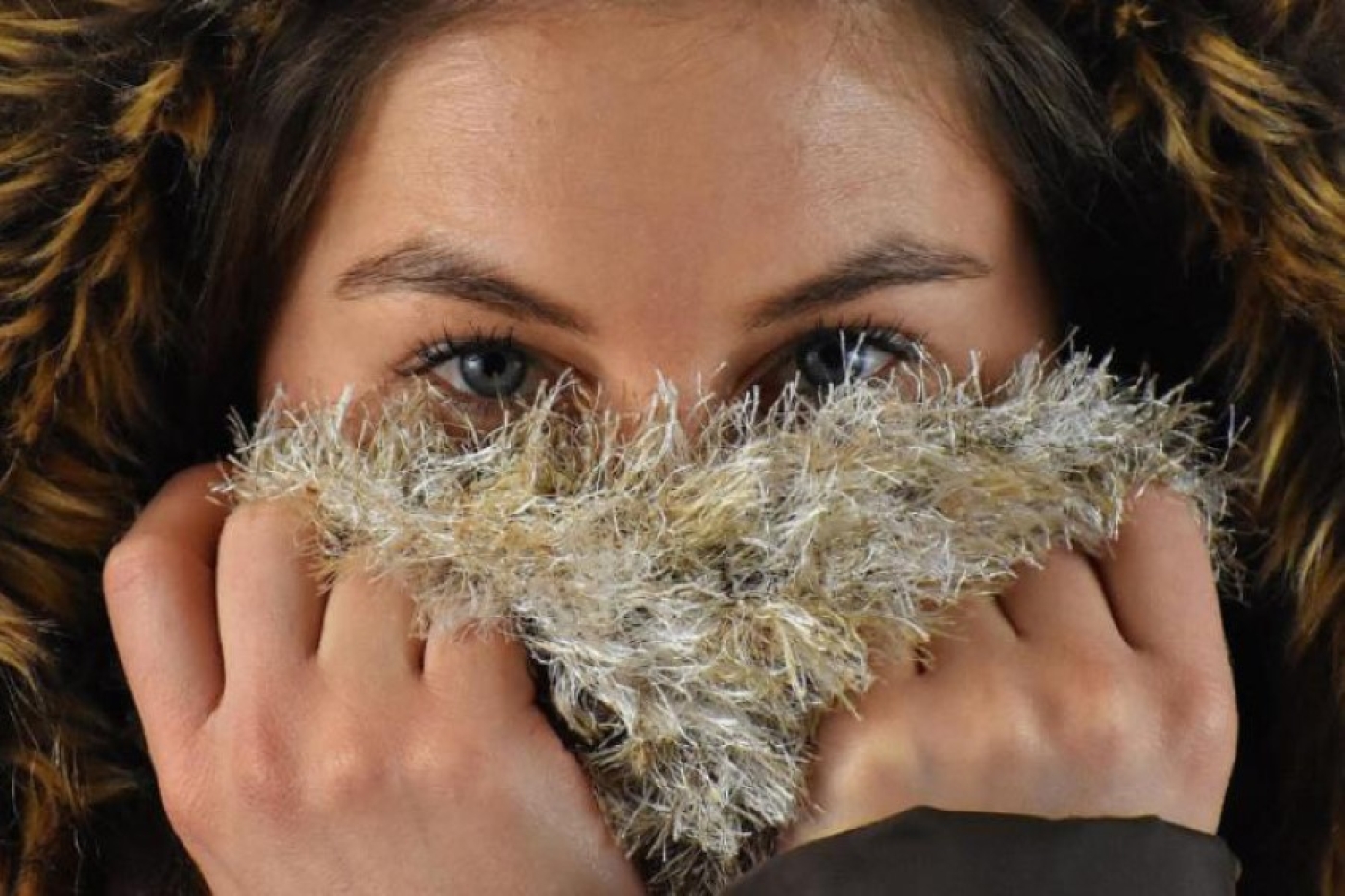 Носите шарф на лице зимой? Это опасно, предупреждают врачи