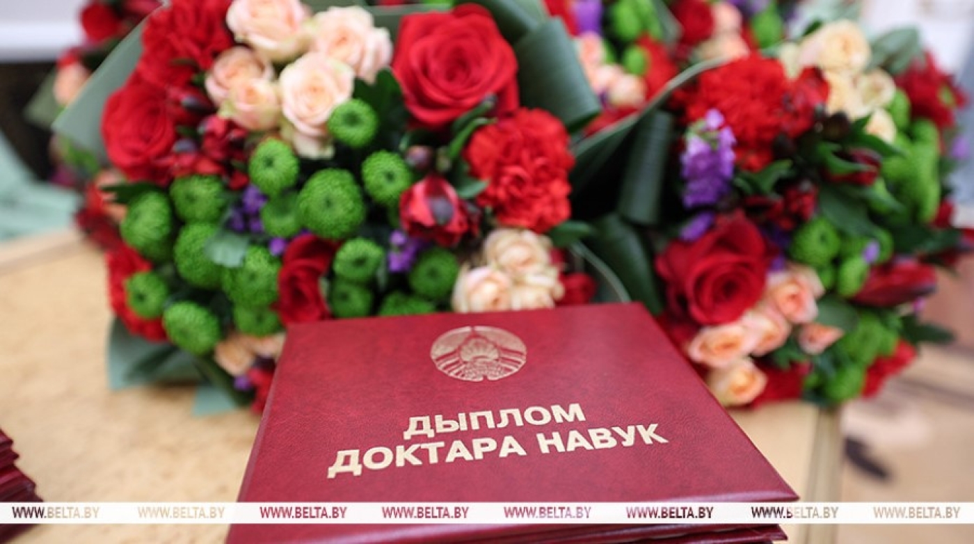 Лукашенко вручил дипломы доктора наук и аттестаты профессора