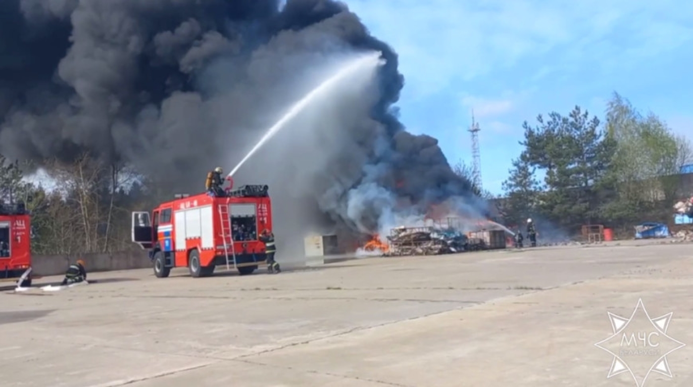 Спасатели потушили загоревшиеся отходы на производственной площадке в Борисове