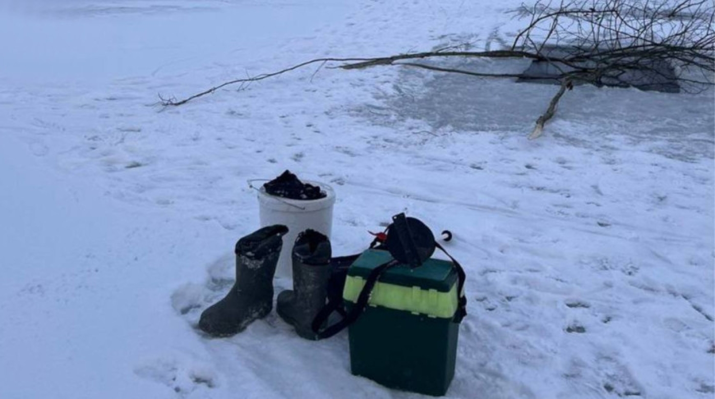 Рыбак провалился под лед и утонул в озере в Миорском районе