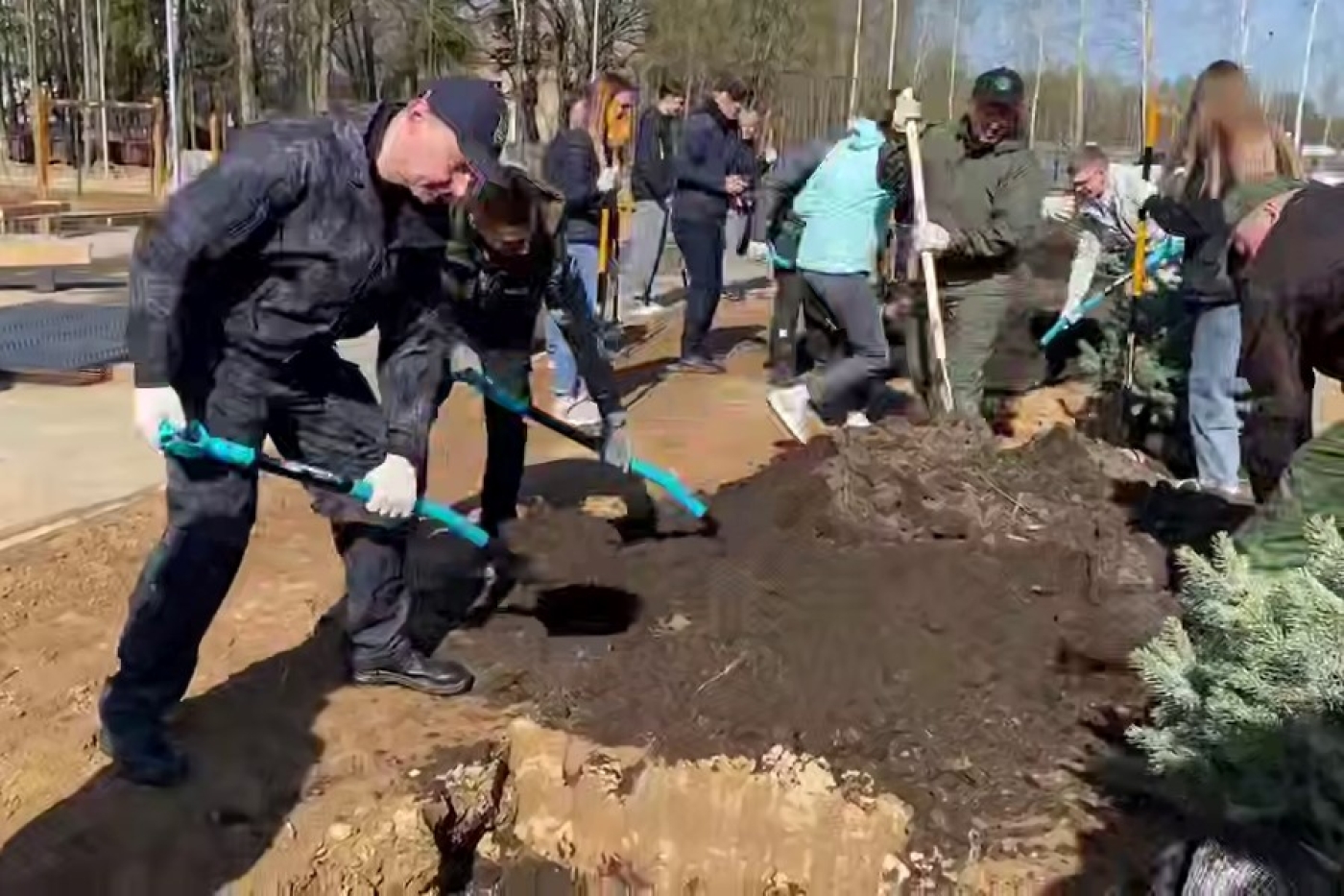 Губернатор работает на субботнике в Минском районе