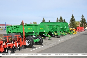 Лукашенко требует определить четкие условия и сроки гарантийного обслуживания сельхозтехники производителями