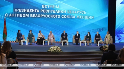 Лукашенко в преддверии 8 Марта вручил госнаграды 15 женщинам из различных регионов страны