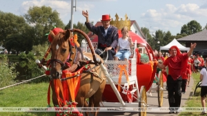 День огурца, соренования сенокосов и битва сочными томатами. Как проходят фестивальные выходные в Беларуси