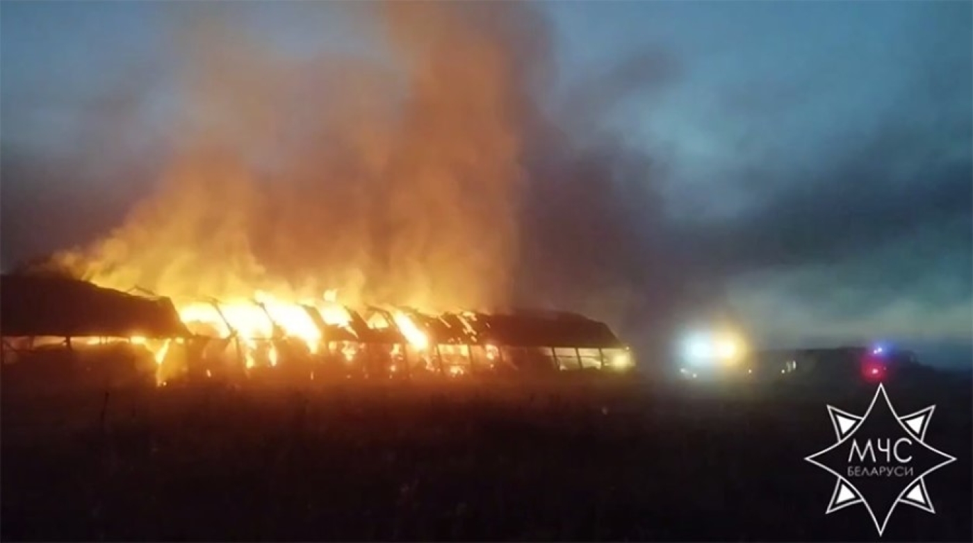 Огонь уничтожил 100 тонн сена в Мядельском районе