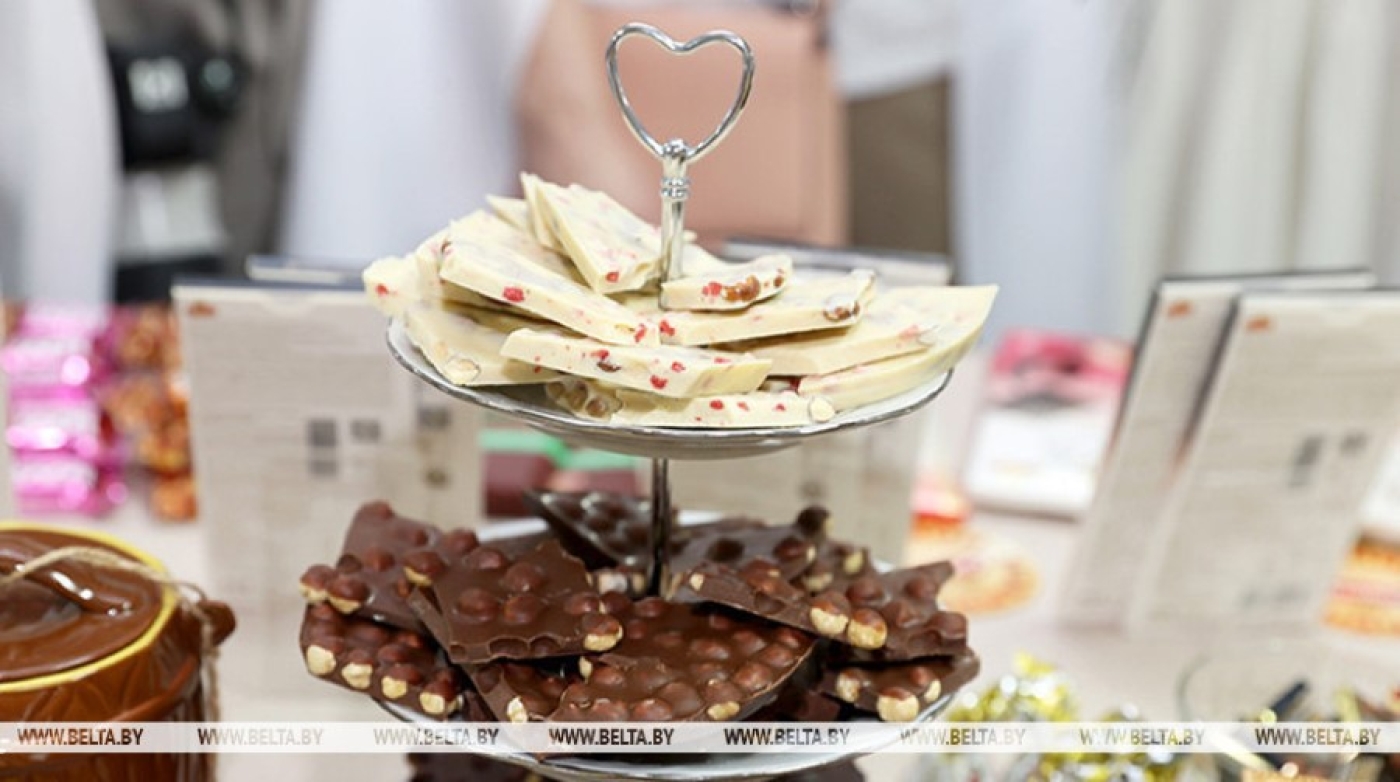 "Вкус вафель с конвейера ни с чем не сравнится". Участники медиафорума посетили кондитерскую фабрику в Гомеле