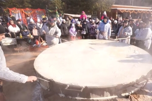 Блин шириной в три метра испекли на Масленицу в Барановичах