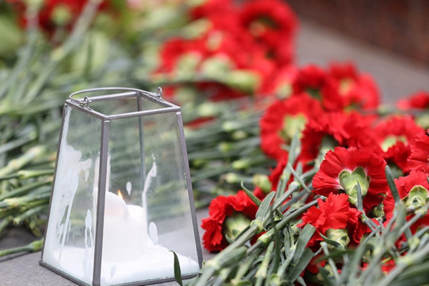 Священник объяснил, почему на кладбищах не нужно оставлять искусственные цветы и устраивать застолья