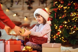 Подлежат ли начислению взносы на государственное социальное страхование на стоимость подарков и Новогоднего вечера