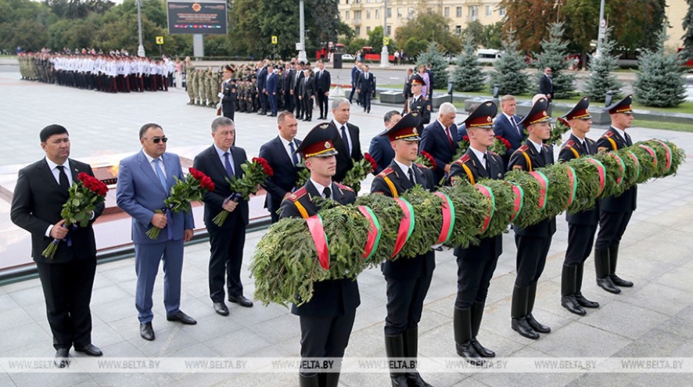 Министры внутренних дел СНГ возложили цветы к монументу Победы в Минске