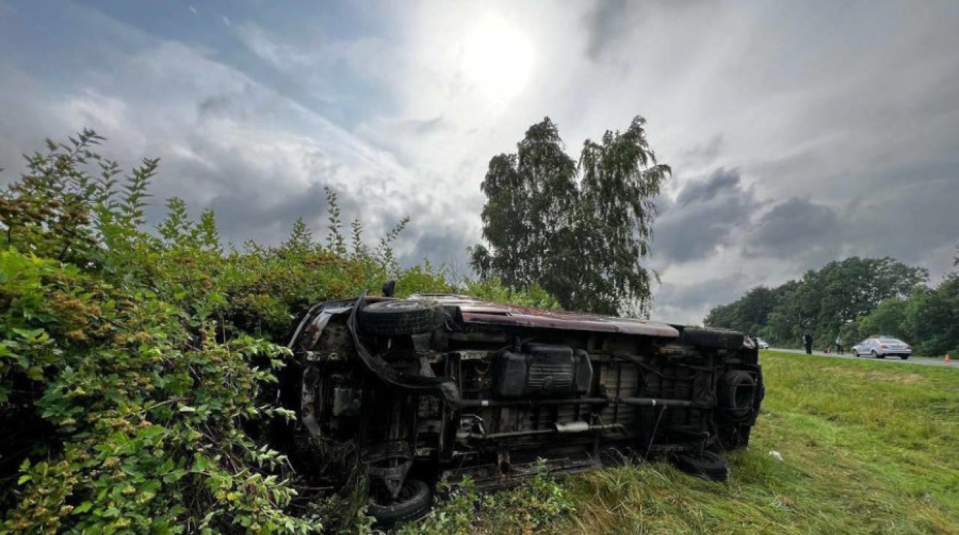 Маршрутка съехала в кювет и опрокинулась в Ивановском районе