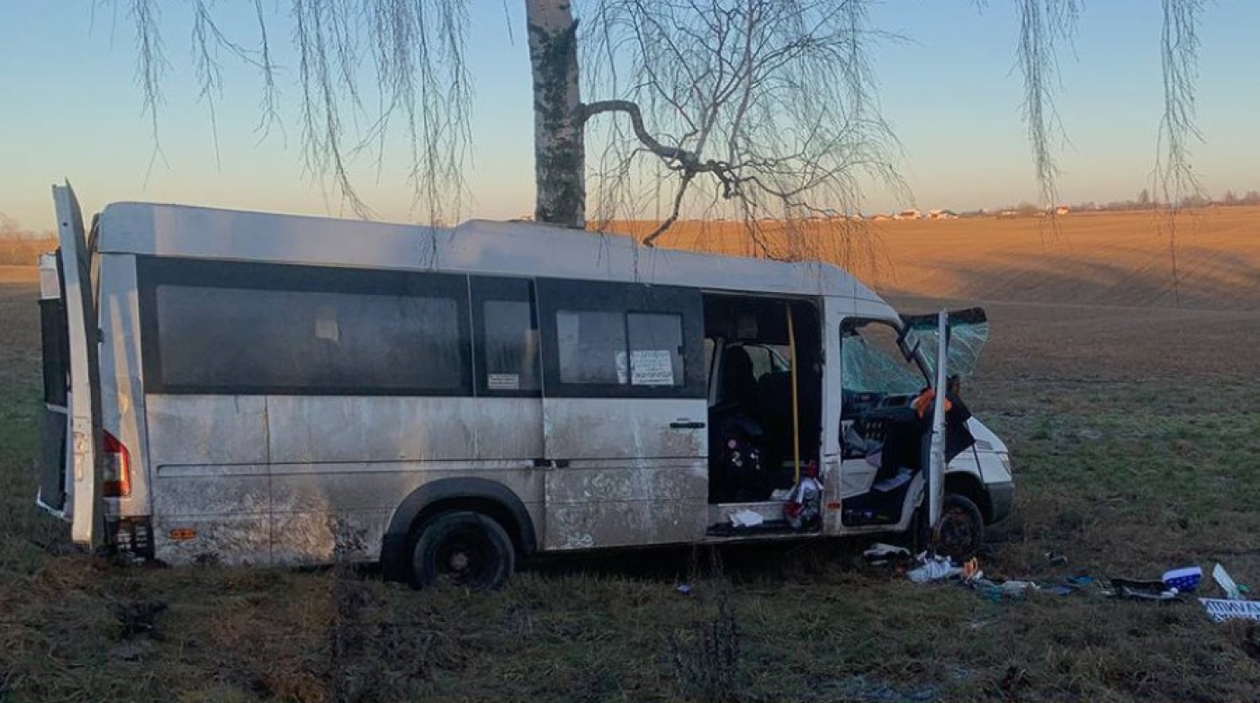 Под Минском перевернулась маршрутка, пострадали семь пассажиров