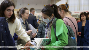 На открывшейся книжной ярмарке в Минске представлено 12 государств
