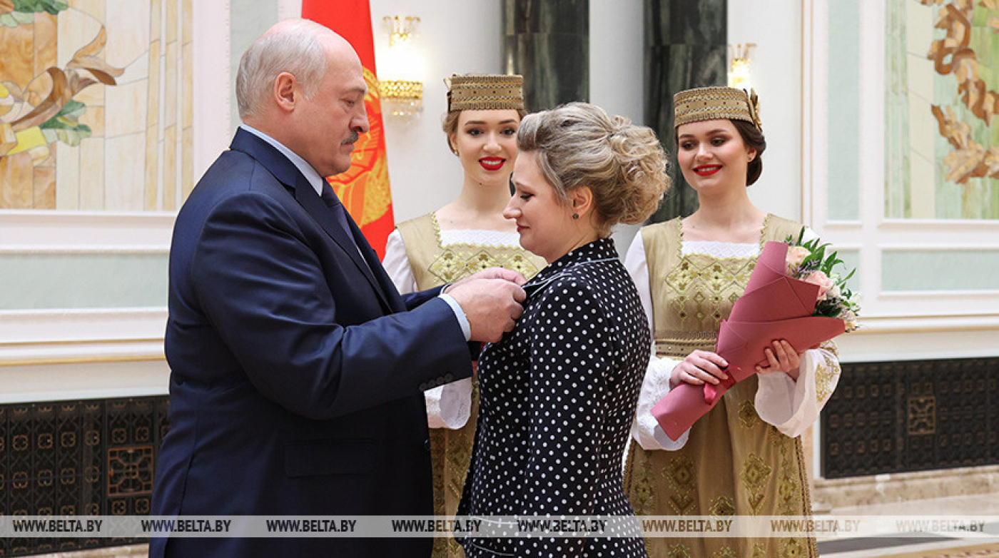 "Искренне горд за каждого". Лукашенко вручил госнаграды и генеральские погоны